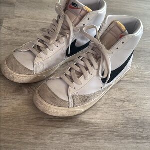 Women's size 9  Nike Blazer Mid '77 shoes